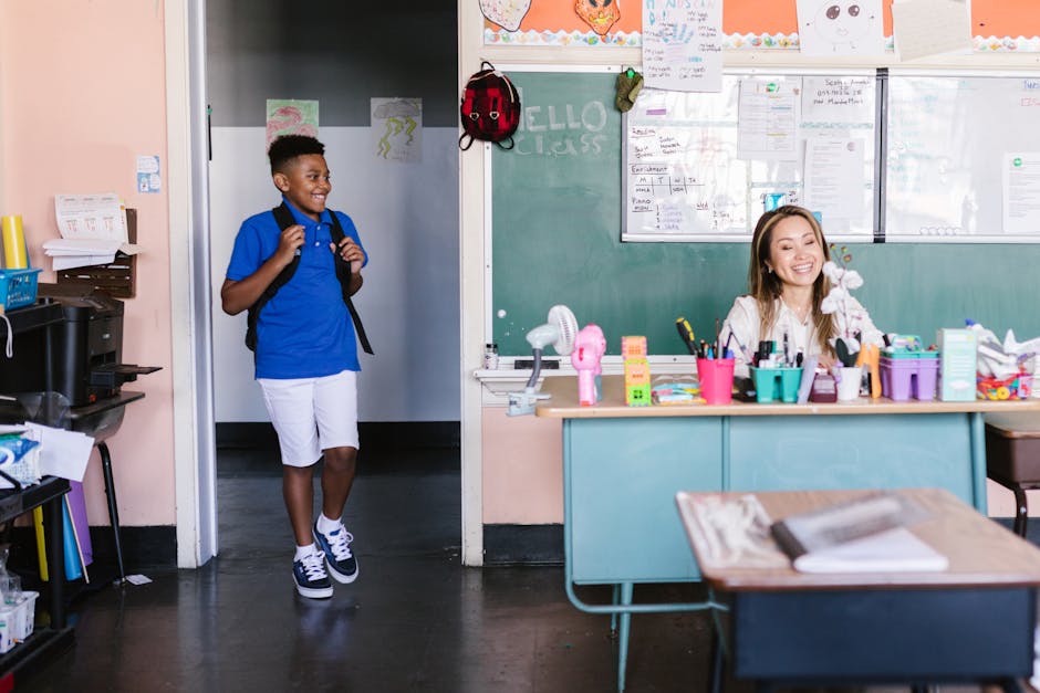 Immagine di un bambino che entra in classe sorridendo, con un'insegnante sullo sfondo, in contrasto con la notizia di aggressione a scuola.