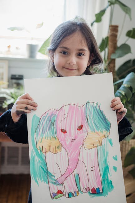Bambina sorridente mostra disegno colorato di elefante rosa, attività creativa per bambini, esercizi ritmici e apprendimento divertente.