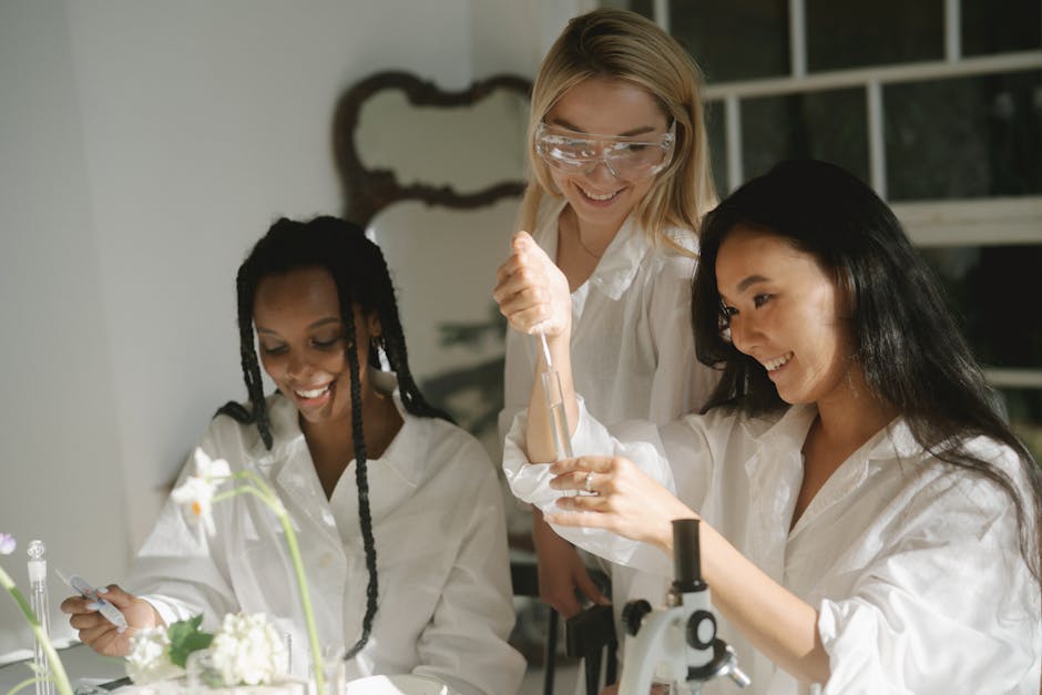 Donne scienziate collaborano in laboratorio, esempio di apprendimento pratico per l'educazione degli adulti
