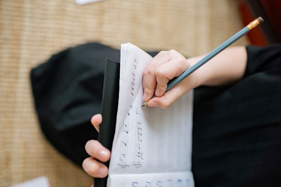 La musica d’autore nei programmi scolastici: il nuovo orientamento del MIM per l'integrazione dei cantautori nei licei
