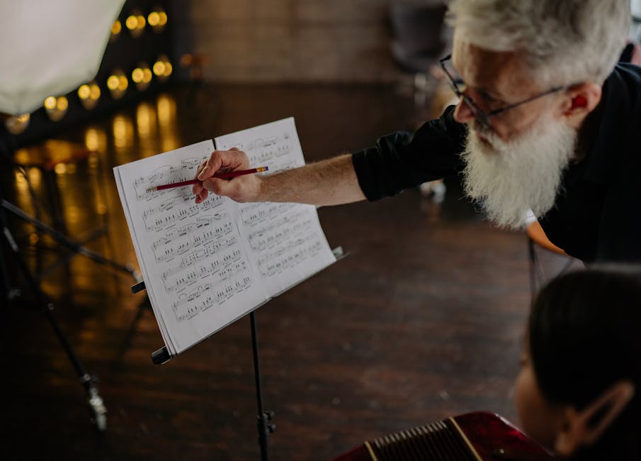 Insegnante di musica spiega uno spartito a uno studente, sottolineando l'importanza dell'apprendimento musicale e della sua trasformazione personale.