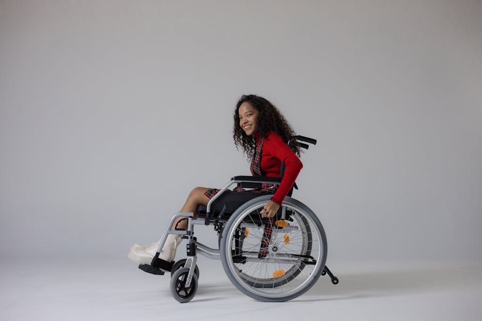 Giovane donna sorridente in sedia a rotelle: esempio di inclusione e adattamenti curriculari personalizzati per studenti con disabilità