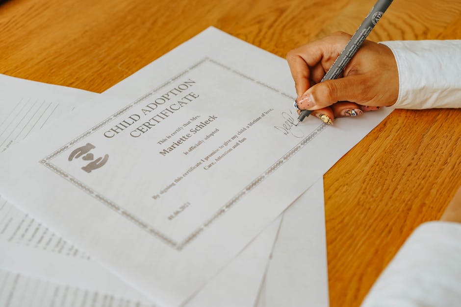 Firma su certificato di adozione con penna, focus su procedura legale e validazione anno 2013 per adozioni ufficiali.