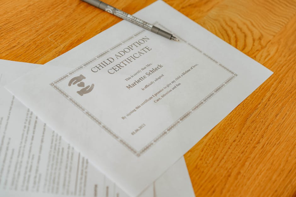 Certificato di adozione di un bambino, implicazioni legali per famiglie nel bosco e didattica alternativa, diritti genitoriali e sfide burocratiche.
