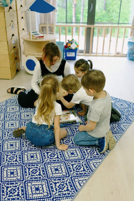 Insegnante e bambini leggono un libro insieme, aggiornamento curricolo scuola infanzia Indicazioni Nazionali 2025, corso MIM accreditato.