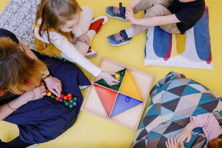Bambini e insegnante utilizzano materiale Montessori in una scuola italiana, in linea con il Decreto 751/2026 e la convenzione rinnovata.