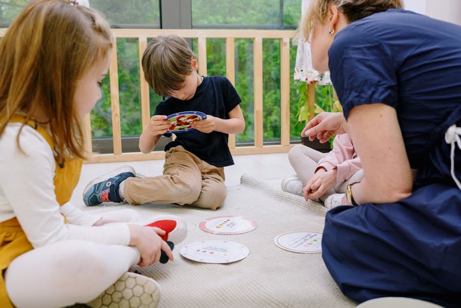 Bambini seduti a cerchio giocano con carte illustrate, attività di gruppo per sviluppare competenze sociali e collaborazione guidati da un adulto.