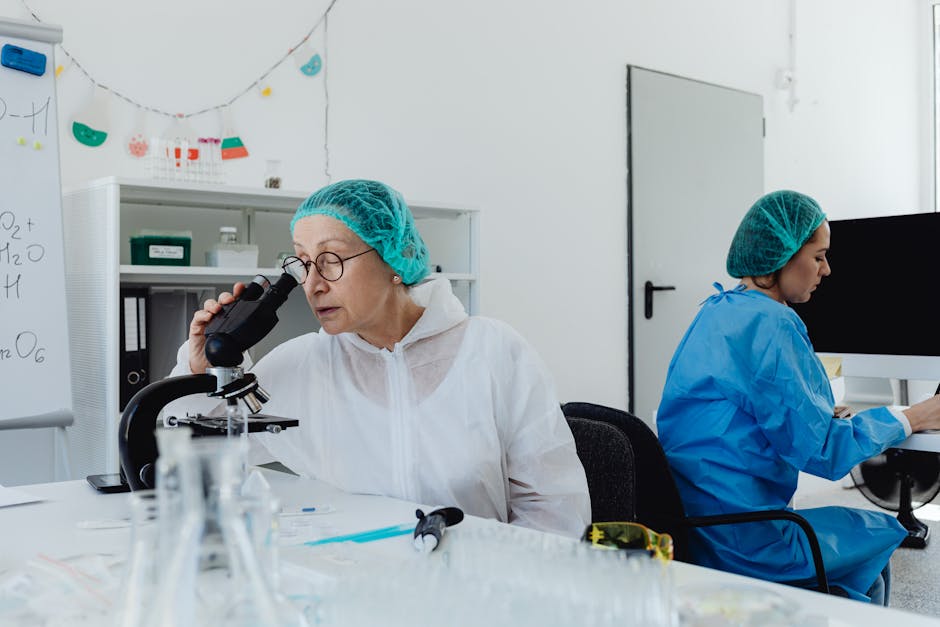 Ricercatrici al lavoro con microscopio e computer per progetto AI diagnosi narcolessia studio italo-giapponese