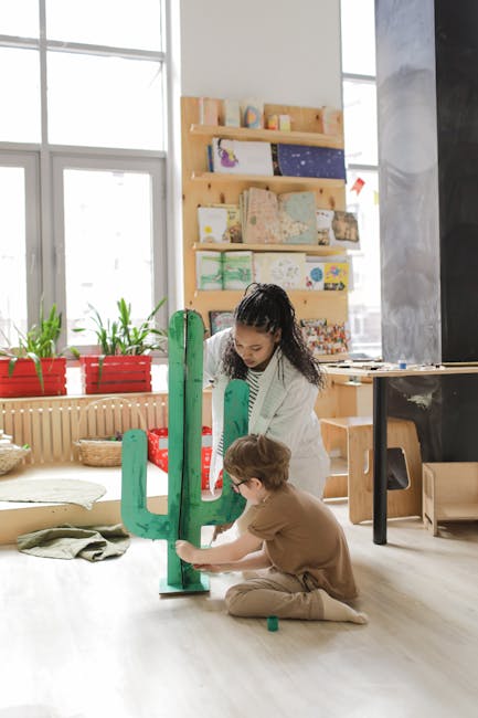 Bambini che collaborano alla creazione di un cactus di cartone in un'aula scolastica luminosa e accogliente a misura di bambino.