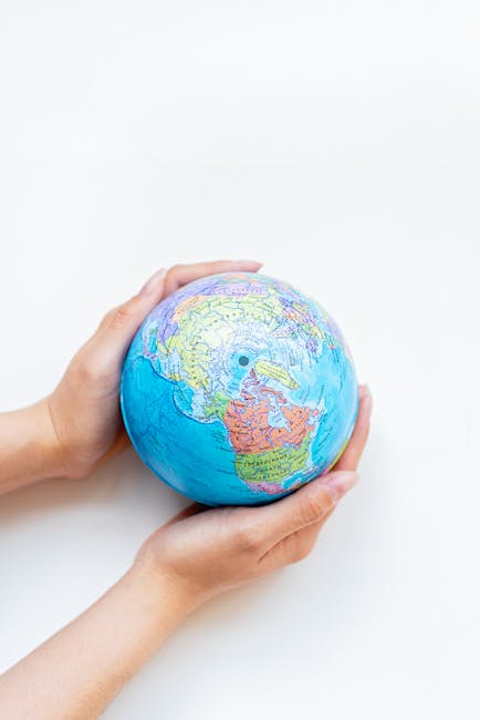 Mani che sorreggono un mappamondo: simbolo dell'educazione alla pace e della responsabilità globale verso un futuro senza conflitti.