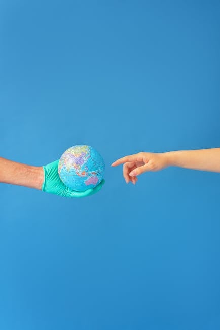 Collaborazione OMS: mano guantata che sorregge il globo, dito teso verso il mondo. Benessere globale e sanità internazionale.