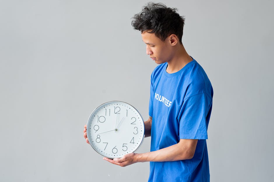 Ragazzo con orologio: metafora delle ore di sostegno scolastico ridotte rispetto al PEI e alla sentenza del Tribunale.