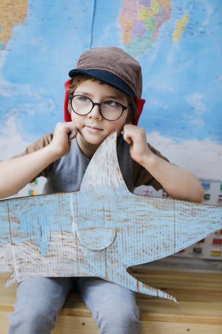 Bambino con occhiali e squalo di cartone, attività creativa per bambini, opportunità di apprendimento e divertimento