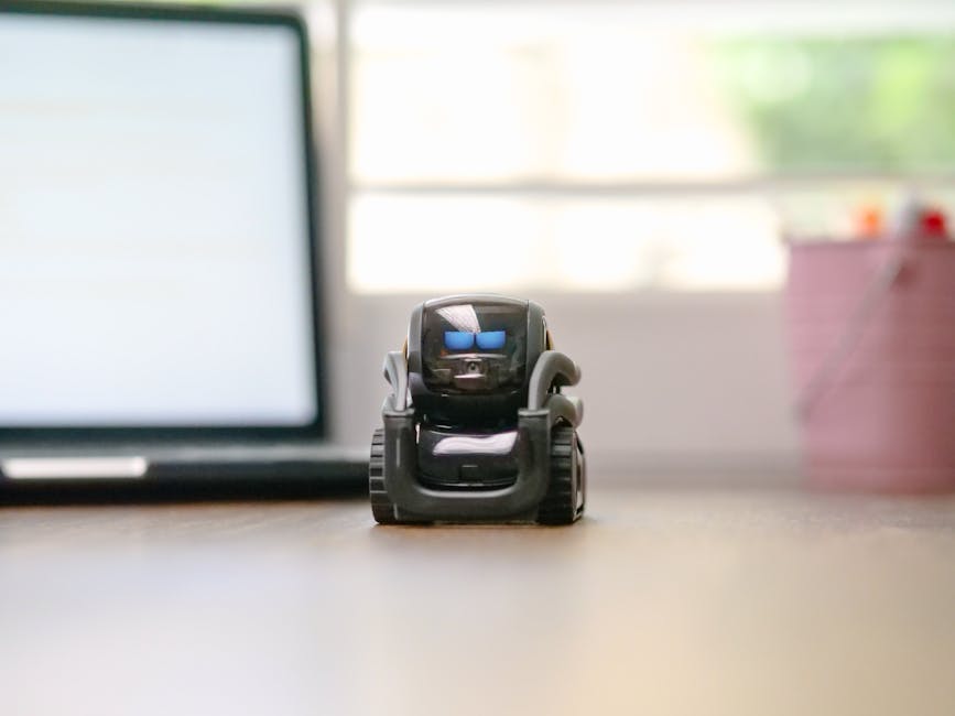 Robot AI per l'apprendimento automatico e la formazione del futuro, con laptop sullo sfondo, simbolo dell'innovazione nell'istruzione.