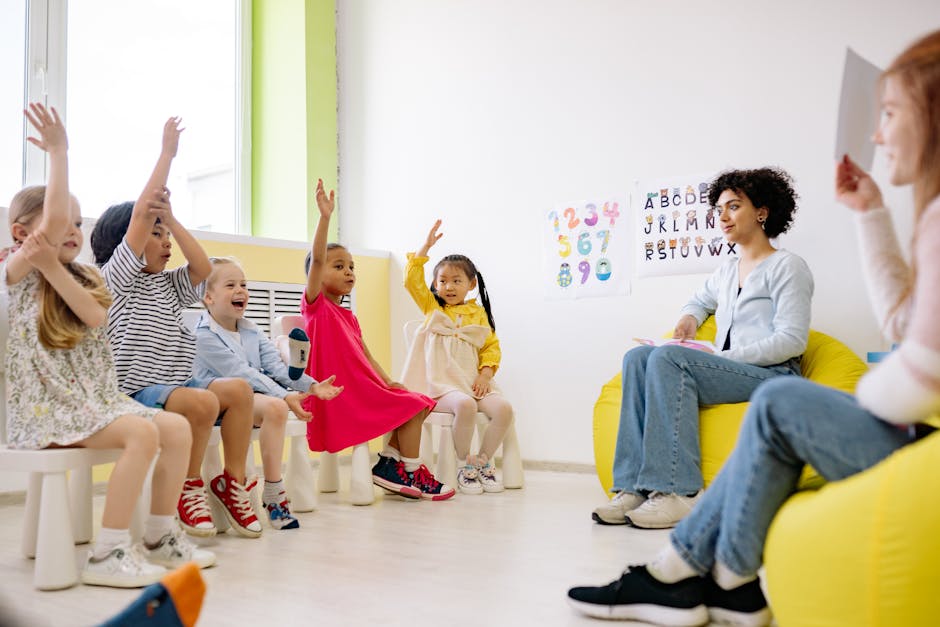 Bambini in classe con insegnante: ambiente di apprendimento collaborativo per prevenire il disagio scolastico e favorire l'inclusione.