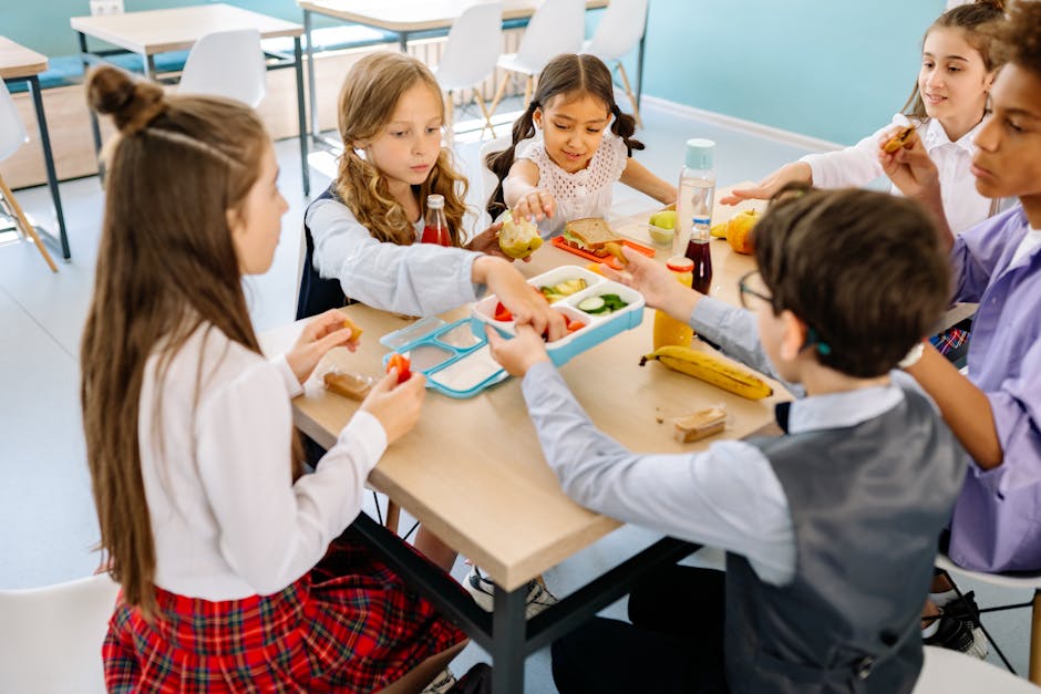 Bambini a mensa scolastica con lunchbox: focus su buoni pasto ANIEF per personale scolastico, alimentazione sana e inclusione a scuola