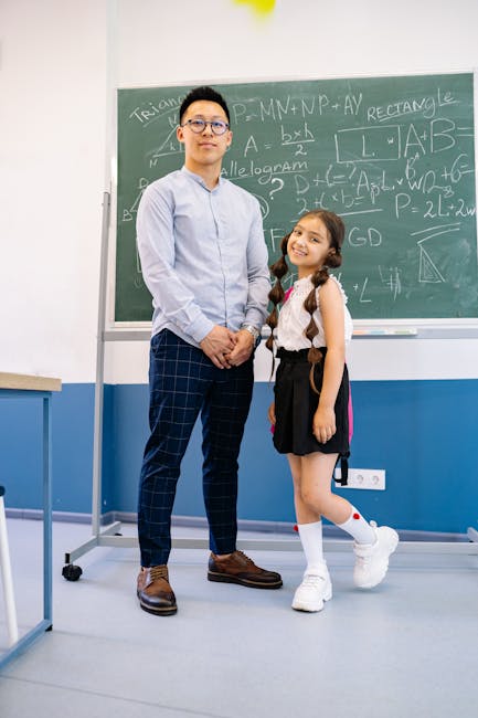 Insegnante e studentessa sorridono davanti alla lavagna: un prof che cambia la vita con lezioni significative e durature.