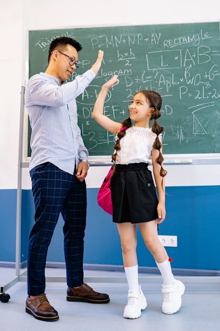 Ripetizioni matematica Milano: Insegnante e studentessa celebrano un successo con un high-five davanti alla lavagna piena di formule.