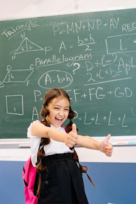 Bambina entusiasta davanti alla lavagna con formule geometriche su cerchi e circonferenze, studio della geometria a scuola.