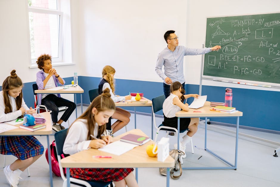 Insegnante spiega matematica alla lavagna in classe con studenti attenti, riflettendo le sfide dell'istruzione e il carico di lavoro dei docenti.