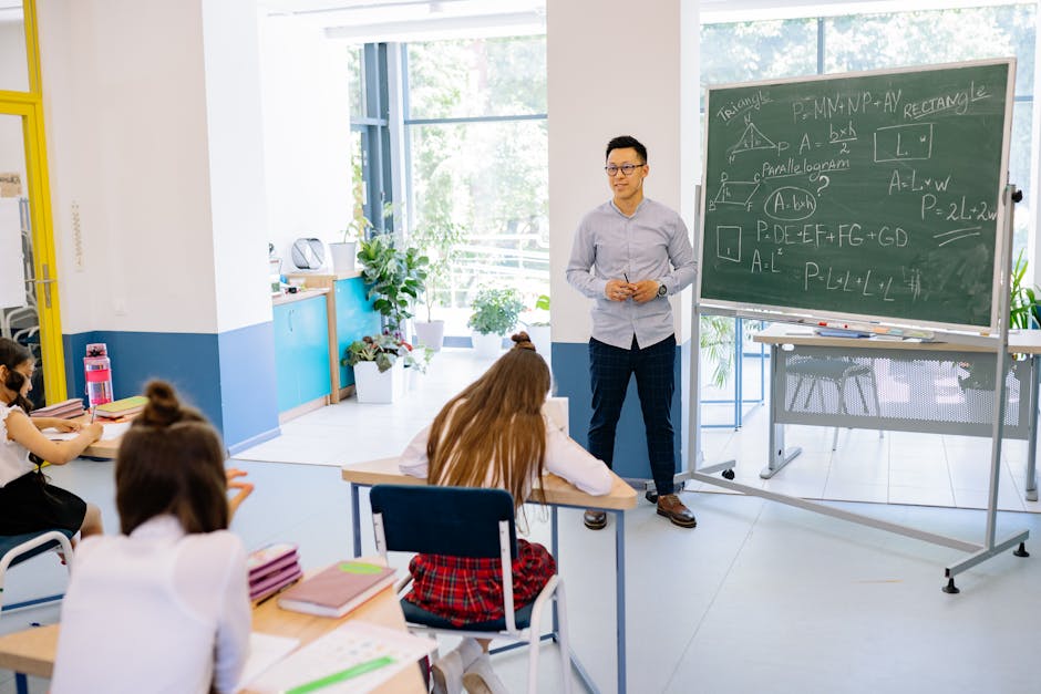 Docente spiega matematica in classe: focus mobilità docenti 2026 e trasferimenti, esiti del 29 maggio, posti disponibili.