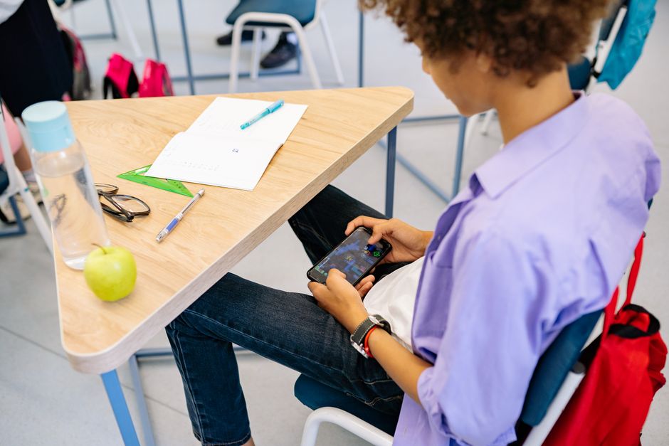 Smartphone a scuola: il nuovo quadro normativo per il divieto e la gestione dei dispositivi digitali