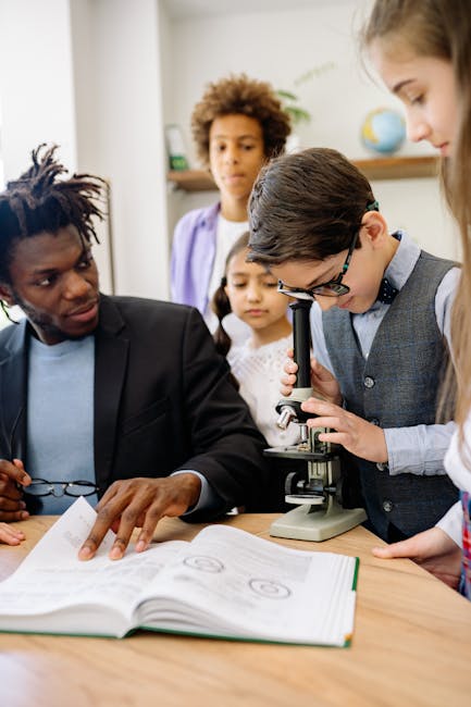 In classe, studenti e insegnante osservano al microscopio. Focus sull'educazione e la sicurezza scolastica dopo ritrovamento coltello.