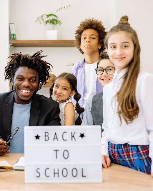 Docente sorridente con studenti di diverse etnie e cartello Back to School, focus sulla formazione e l'inclusione scolastica