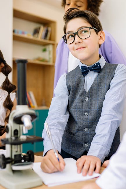 Studente diligente con microscopio in laboratorio scolastico per didattica innovativa e apprendimento attivo