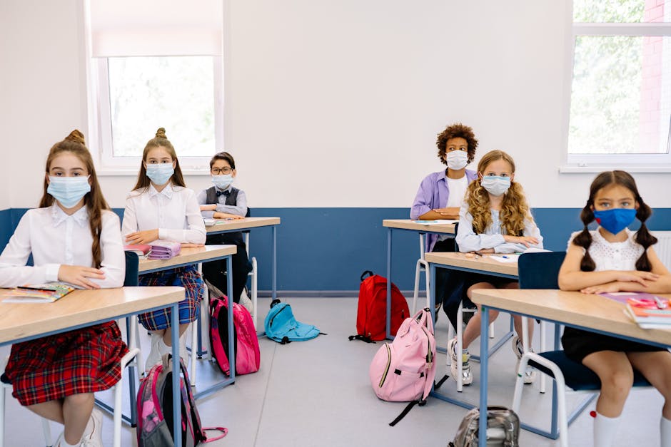 Studenti con mascherina in classe: protocolli anti-COVID per la sicurezza e la prevenzione nelle scuole, futuro degli studenti.