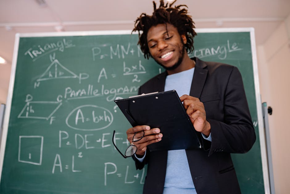 Insegnante spiega area del parallelogramma alla lavagna con formule geometriche per studenti e professionisti