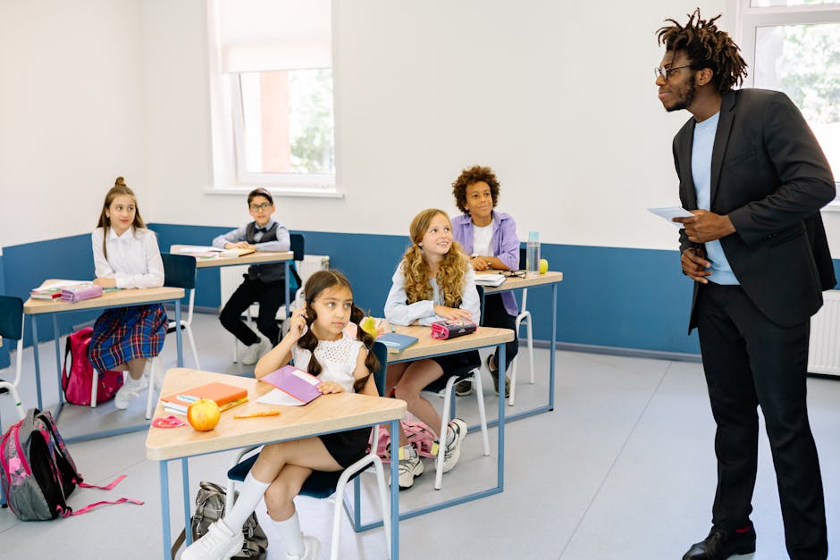 Insegnante in classe con studenti: implicazioni disciplinari per docenti fuori dalla scuola e comportamenti inappropriati