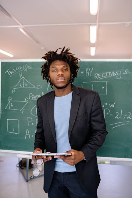 Insegnante di matematica davanti alla lavagna con formule, rinnovamento didattico e preparazione all'Esame di Stato
