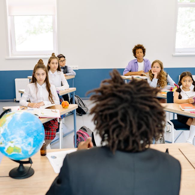 Docente part-time in classe: gestione consigli e attività nei giorni senza lezioni, studenti attenti e globo terrestre