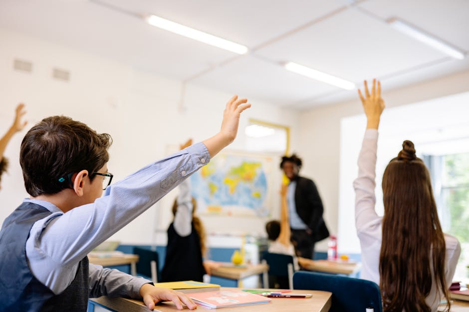 Studenti in classe alzano la mano durante la lezione, simbolo di partecipazione e impegno per la pace, in linea con i valori della CISL Scuola.