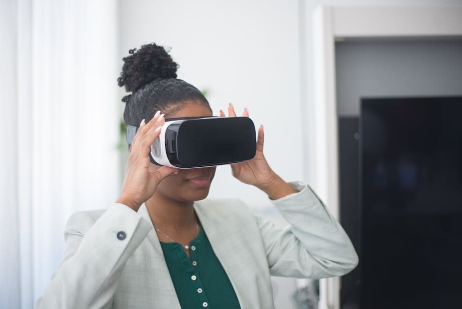 Donna con visore VR per apprendimento immersivo: tecnologia per una visione futura dell'istruzione e formazione avanzata.
