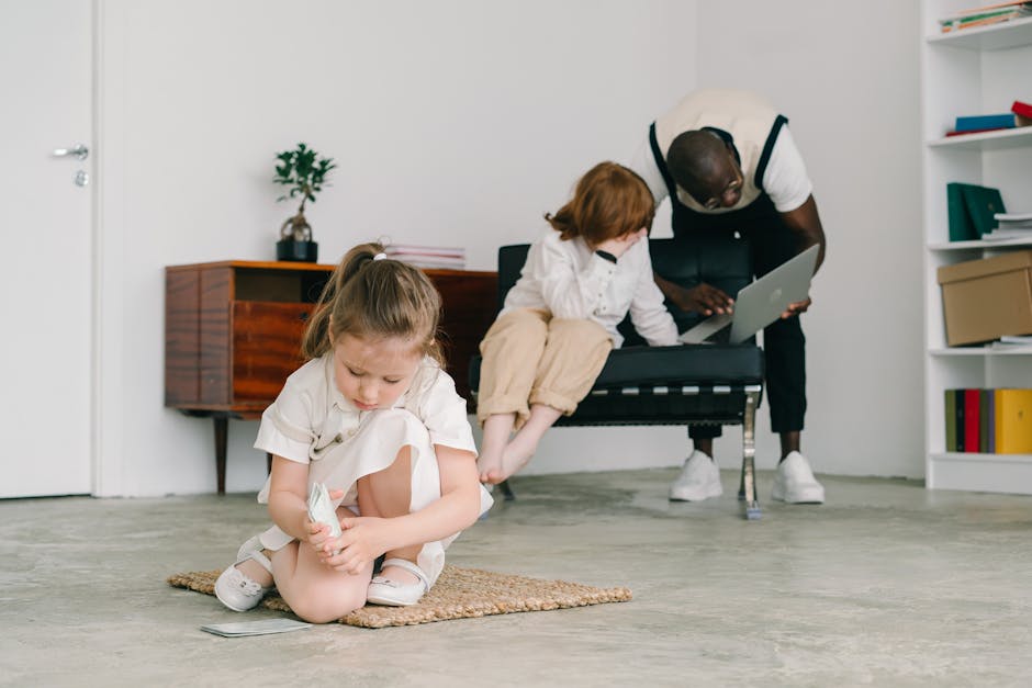 Bambini e adulto con laptop: focus su Disability Card e accertamento sanitario INPS per riforma disabilità