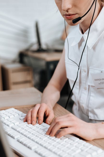Operatrice al computer con cuffie, accesso al fascicolo digitale del personale scolastico sulla piattaforma MIM