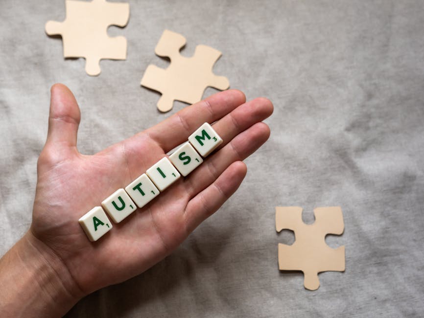 Mano con tessere che compongono la parola autismo e pezzi di puzzle, simbolo dei disturbi del neurosviluppo, coordinamento regionale Palermo