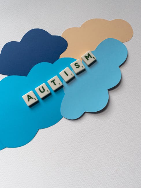 Parole AUTISMO su nuvole colorate, simbolo di difficoltà di apprendimento e diagnosi precoce, prospettiva Lucattini