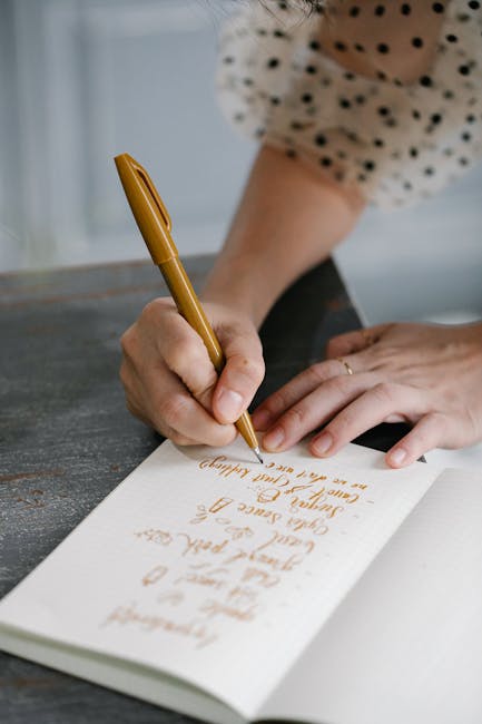 Persona che scrive appunti su un quaderno, metafora per la diagnosi e i criteri del DSM-5, manuale diagnostico e statistico dei disturbi mentali.