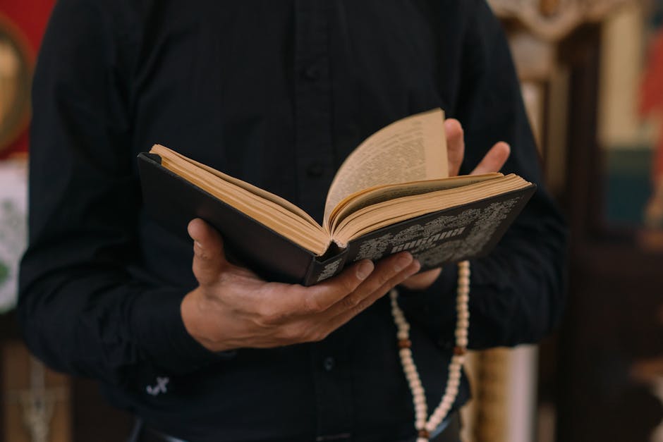 Uomo con libro aperto e rosario, metafora di formule e calcoli complessi come area e perimetro del rettangolo.