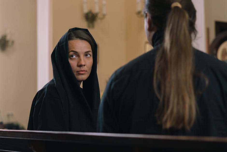 Monaca in chiesa riflette sulla legalità e il ruolo della comunità, sguardo pensieroso e profondo, simbolo di impegno civile.