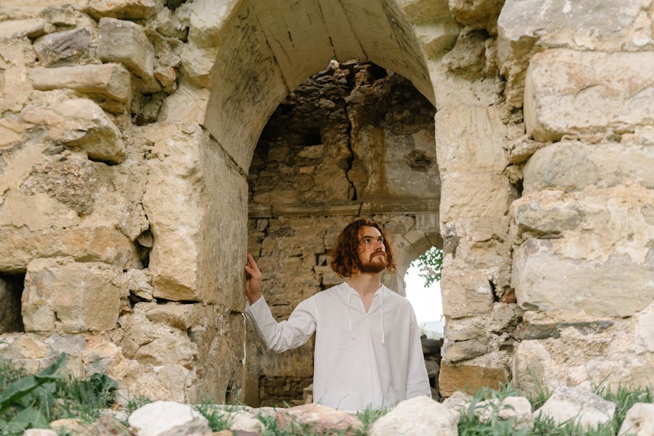 Uomo con abito bianco in rovina medievale, riflessione sulla Quarta Crociata e le sue implicazioni storiche e culturali.