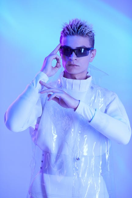 Uomo futuristico con occhiali da sole e abbigliamento tecnologico, simbolo delle innovazioni che plasmano il futuro tecnologico