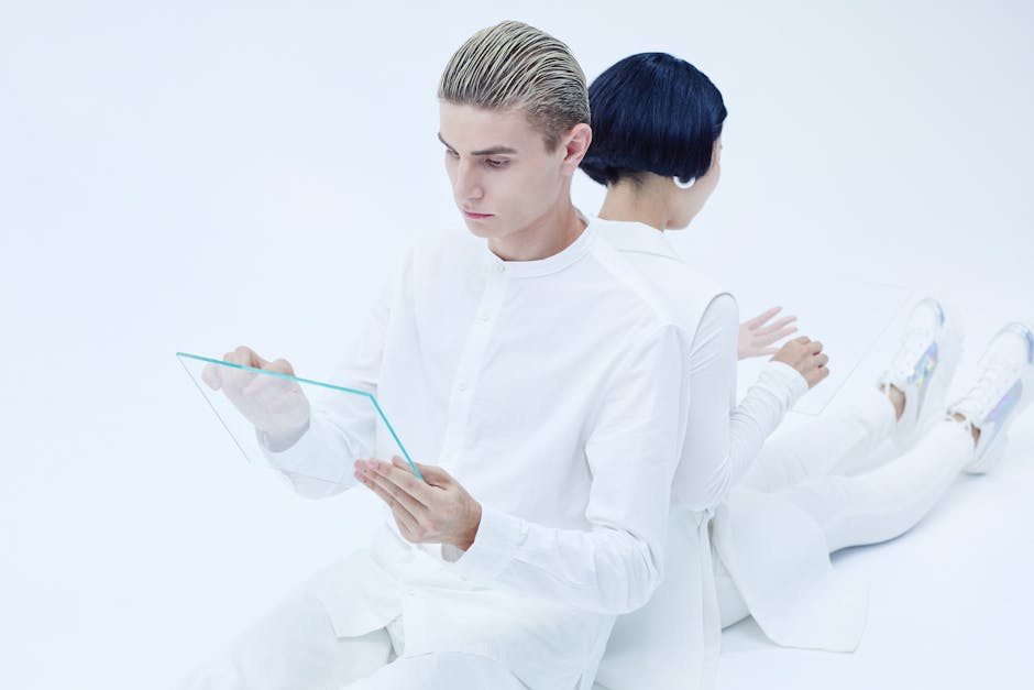 Uomo con tablet trasparente e donna: preparazione a competenze digitali avanzate per il futuro del lavoro e dell'innovazione.