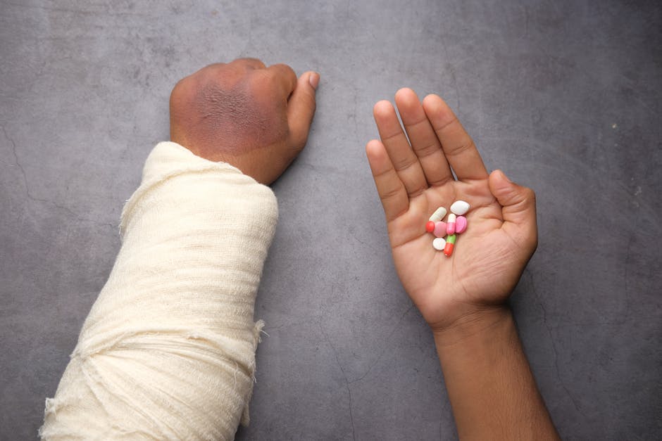 Braccio fasciato e mano con livido dopo aggressione a Trieste: farmaci per curare le ferite di studente e insegnante