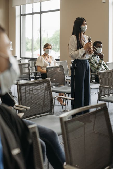 Relatrice con mascherina parla al microfono durante un convegno sull'educazione inclusiva e il nuovo PEI unico.