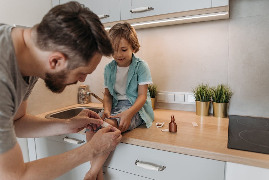 Padre che medica il ginocchio del figlio: metafora del sostegno e della guida, parallelo con GPS Sostegno 2026-2028 e l'ingresso in ruolo.