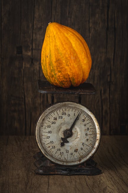 Zucca arancione su bilancia vintage: stima del peso del riso cotto e confronto nutrizionale per porzione, guida alla misurazione